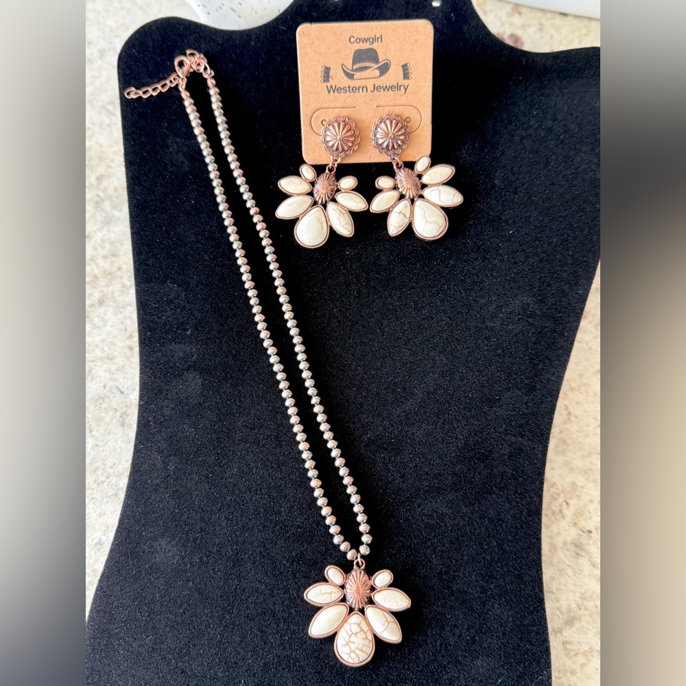Copper-Tone Cream Stone Western Pendant Necklace & Earrings Set - Picture 6 of 8